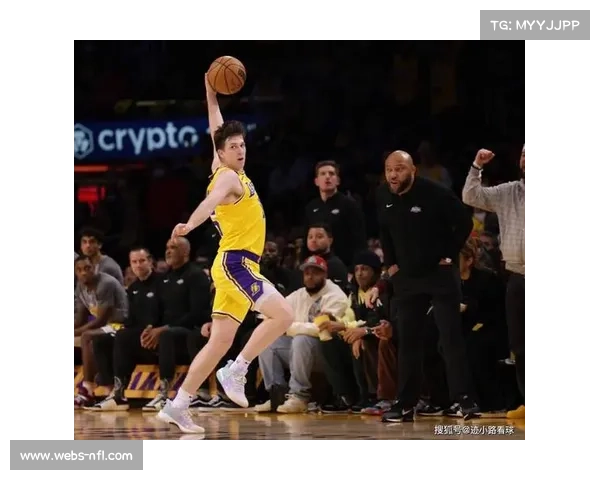 里夫斯复出之战关键三分,湖人替补席贡献获赞誉