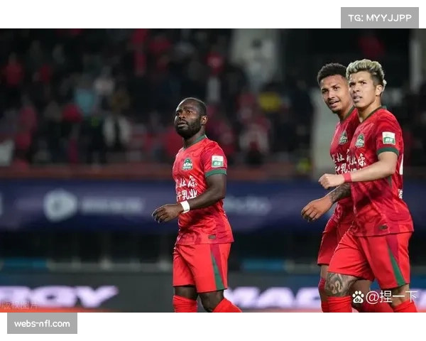 青岛西海岸对阵河南队，两支中下游球队为保级而战